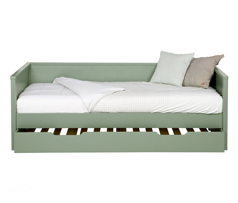 Grünes Bett mit Woood Bettkasten »Nikki« und Kissen.