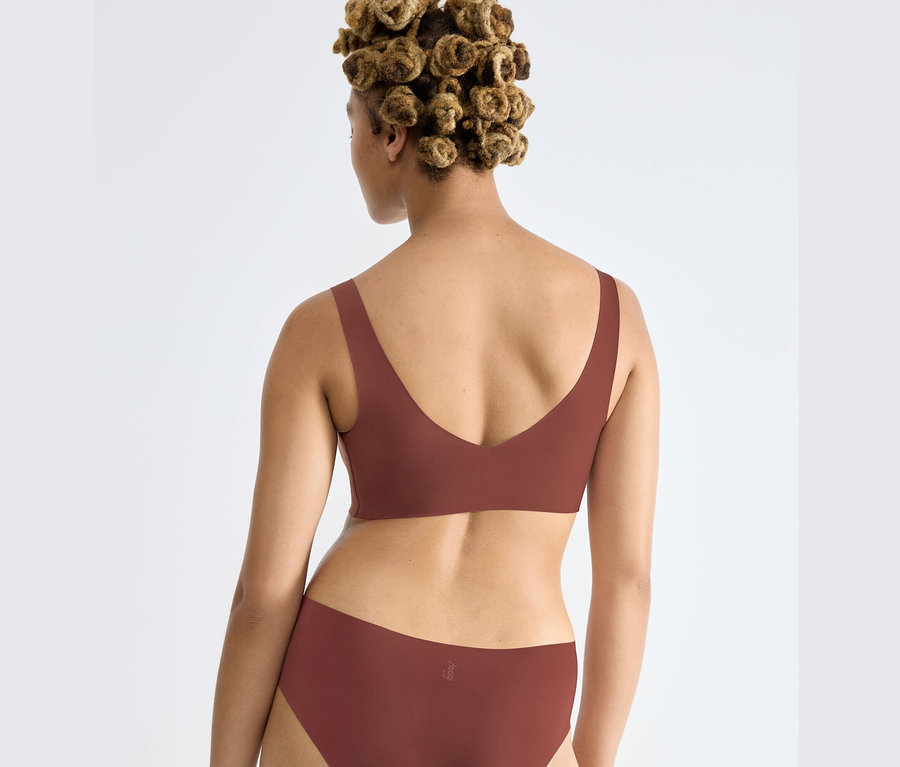 Rückansicht einer Frau, die einen sloggi ZERO Feel 2.0 Bralette und Slips trägt.