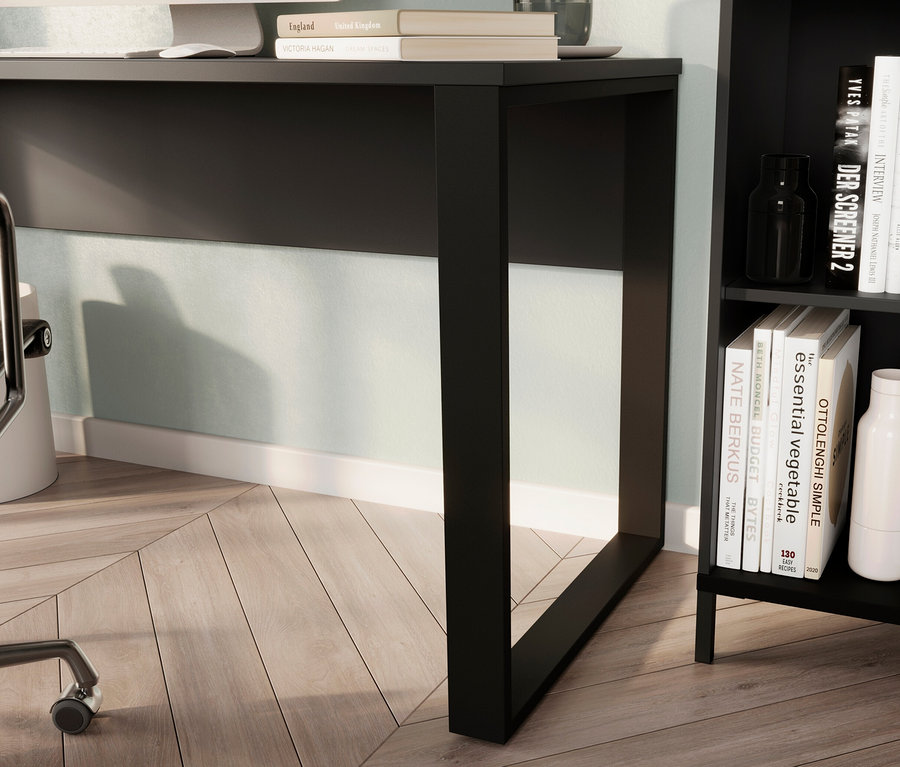 Detailansicht eines graphit-schwarzen »GW-Adrano« Schreibtischs, klein, mit Büchern und Dekorationen im Hintergrund.