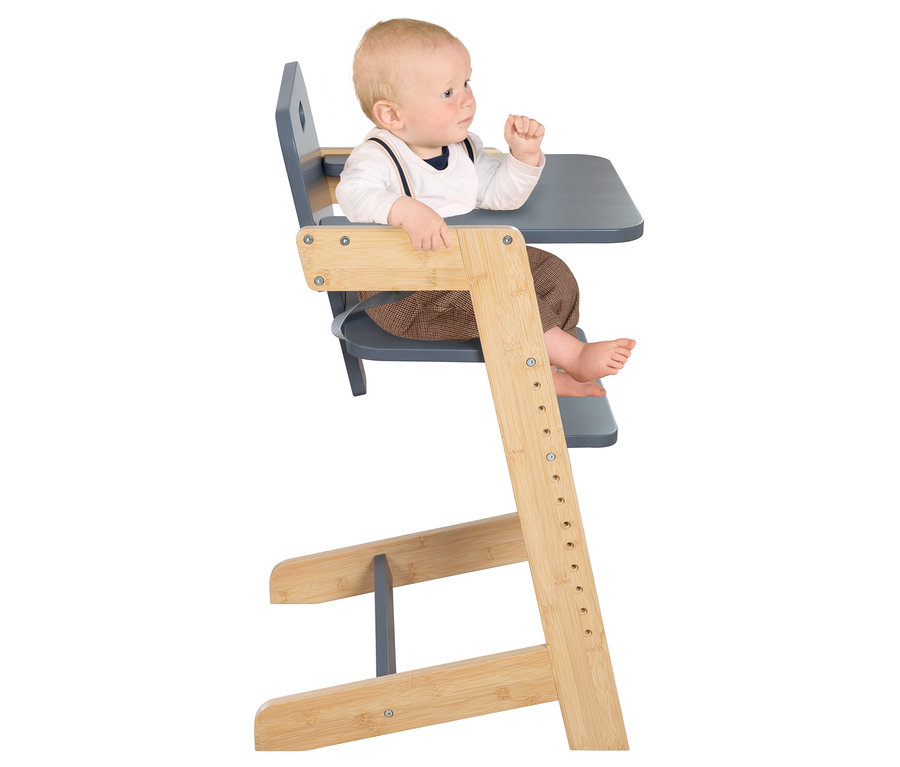 Baby sitzt im anthrazitfarbenen roba Kinderhochstuhl.