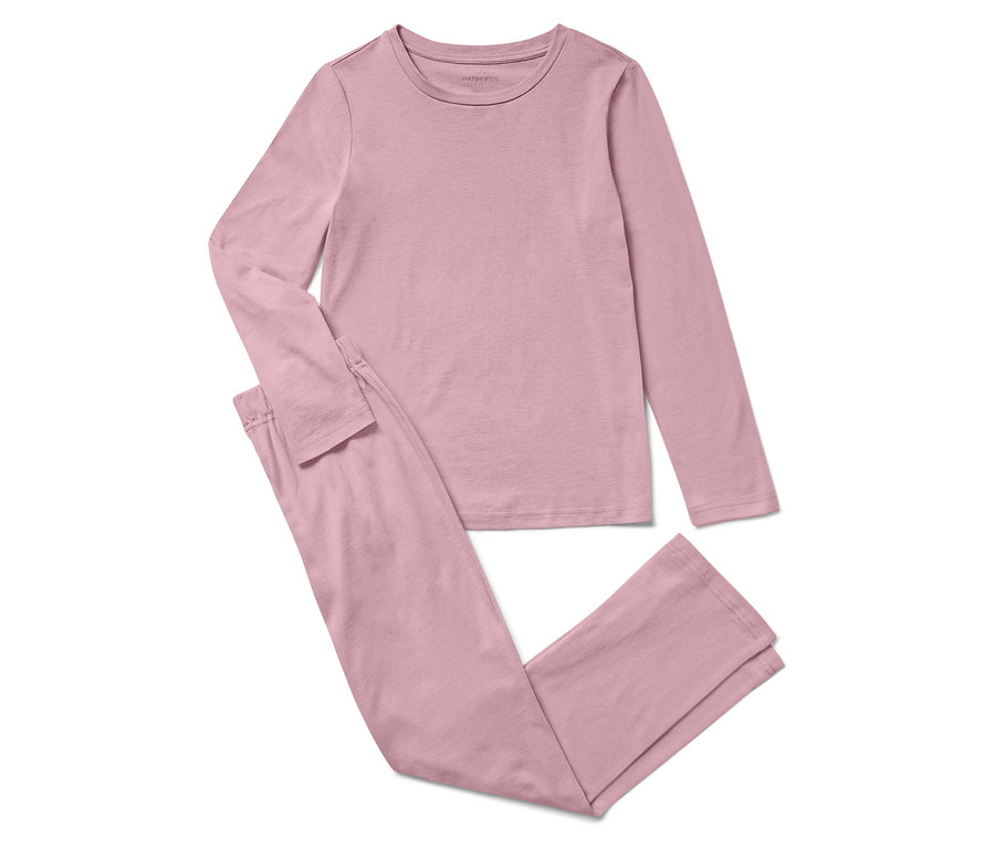 Ein rosa Schlafanzug mit langen Ärmeln und Hosen liegt auf einem weißen Hintergrund.