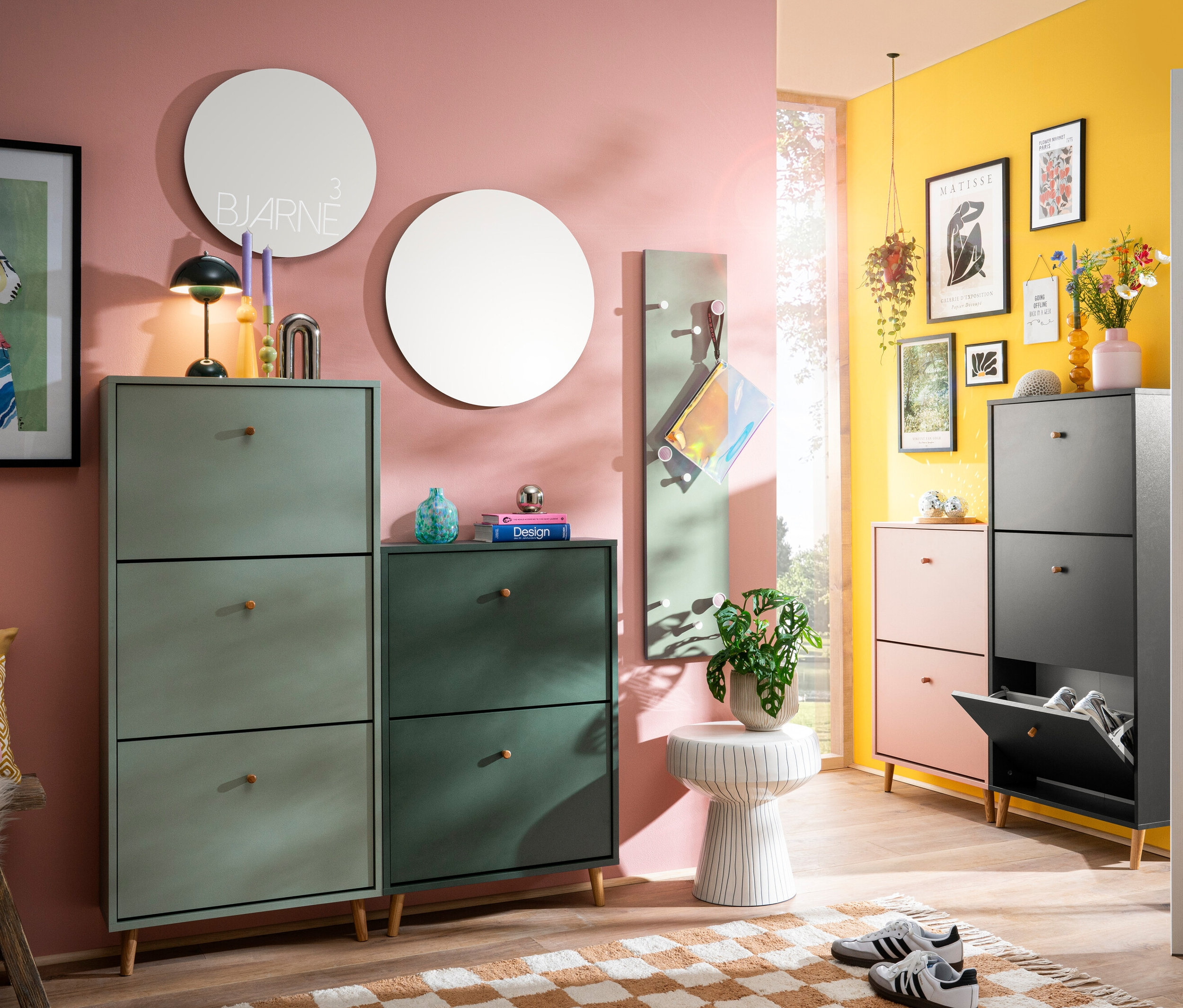 Eingangsbereich mit Bjarne Schuhschränken in Anthrazit, Waldgrün und Apricot.