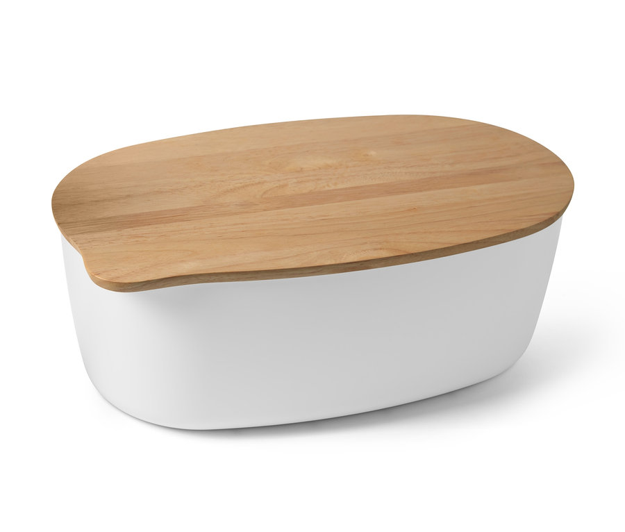 Ein weißer Brotkasten mit einem hölzernen Schneidebrett.