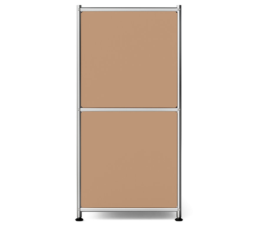 Ein zweiteiliger beiger Schrank mit Metallrahmen.