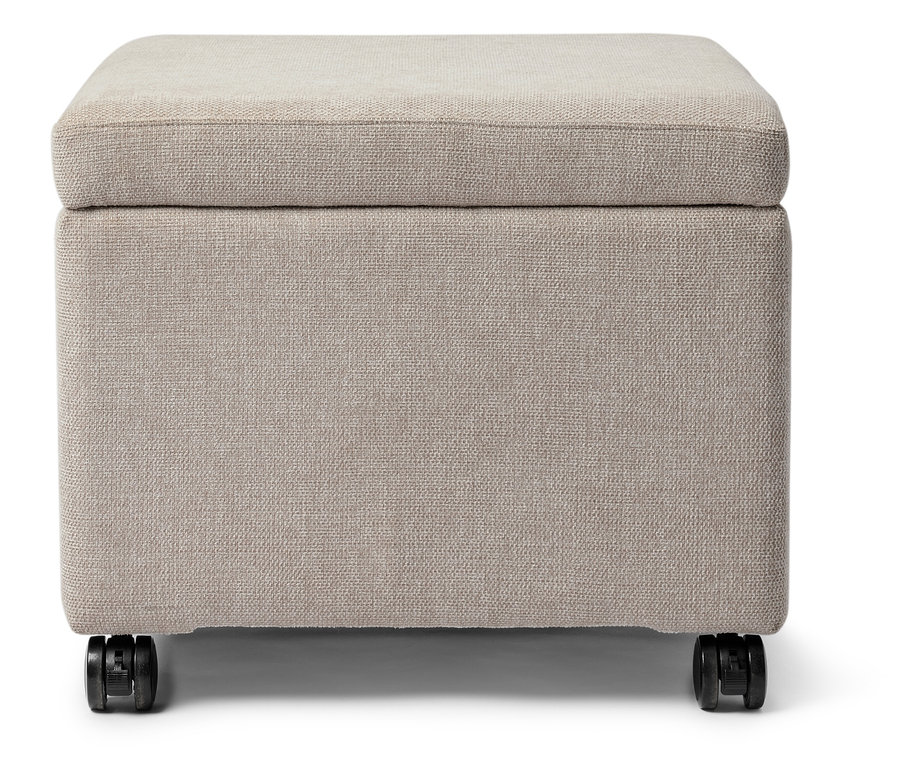 Ein beiger, quadratischer Hocker mit Rollen.
