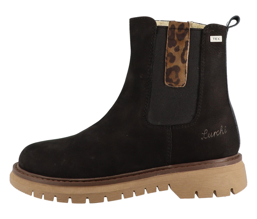 Schwarzer LURCHI »Elena-TEX« Stiefel mit brauner Sohle und Leopardenmuster an der Seite.