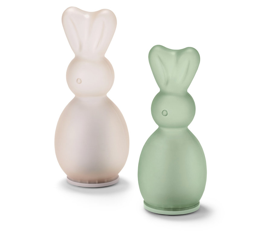 Zwei dekorative Hasen stehen nebeneinander.