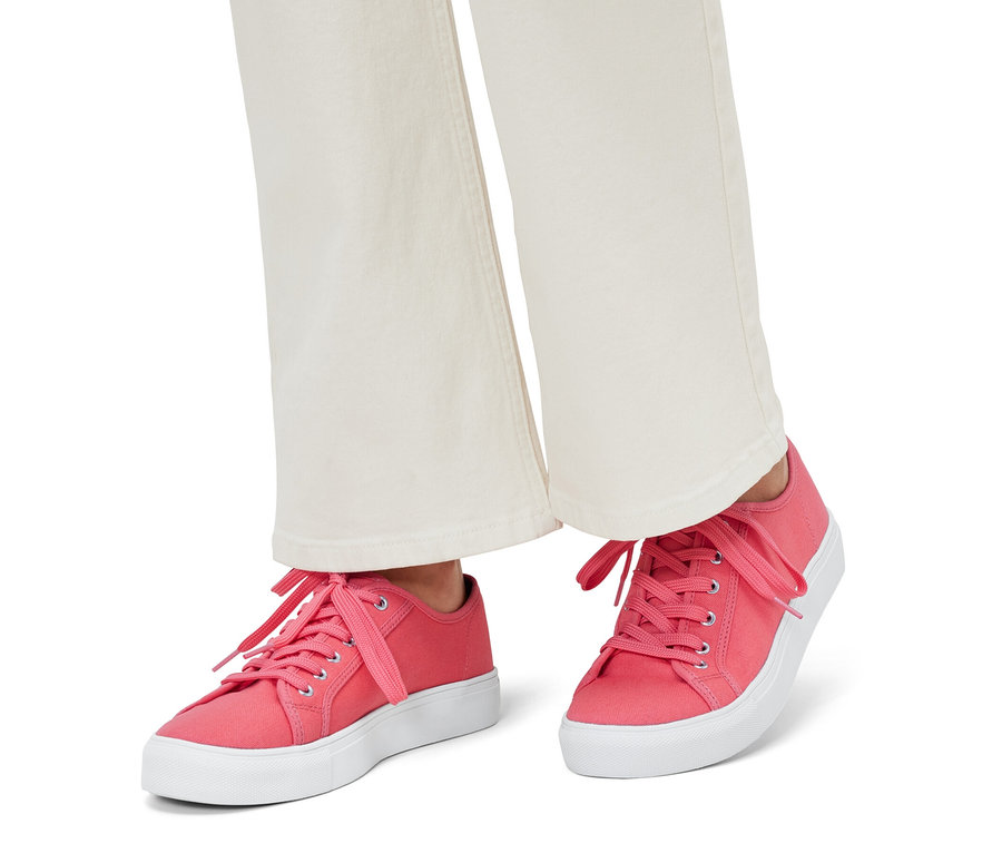 Füße in Canvas-Sneakern.