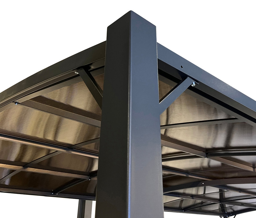 Detailansicht von unten einer Eckstange und des Daches einer ausziehbaren Leco Pergola.