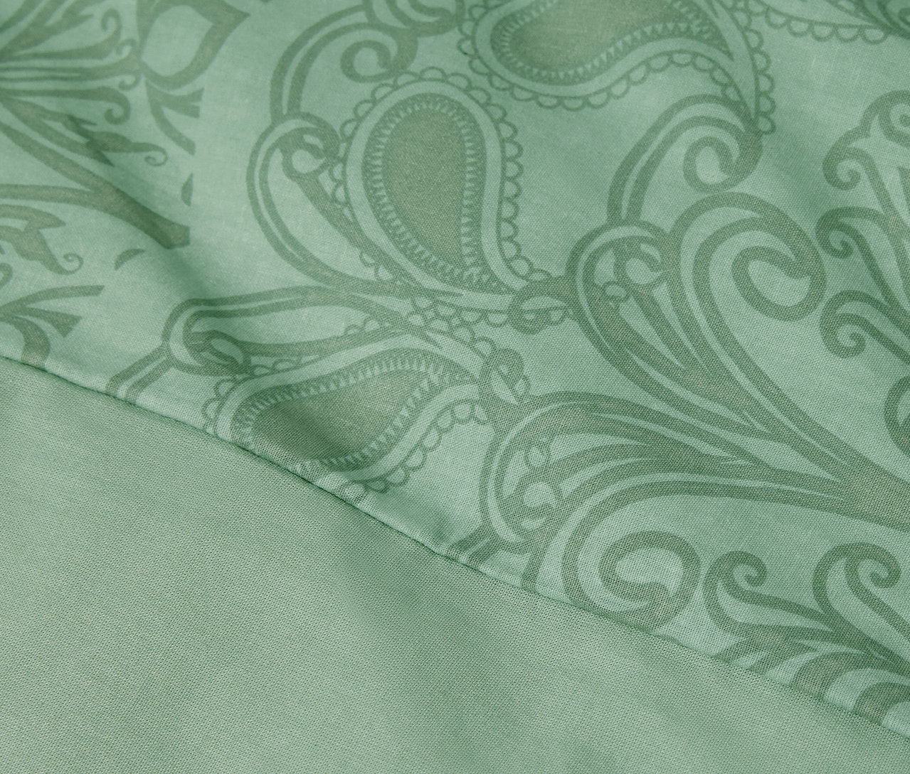 Detailansicht einer grünen Renforcé-Bettwäsche mit Mandala-Muster in Normalgröße.