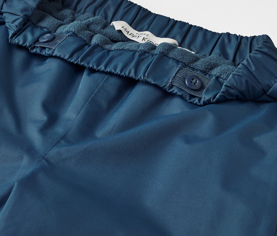 Detailaufnahme einer blauen Kinder-Thermo-Regenhose.