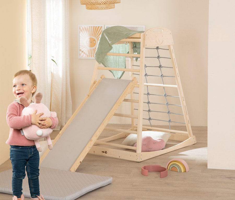 Kind hält Plüschhase vor roba Indoor-Spielturm.