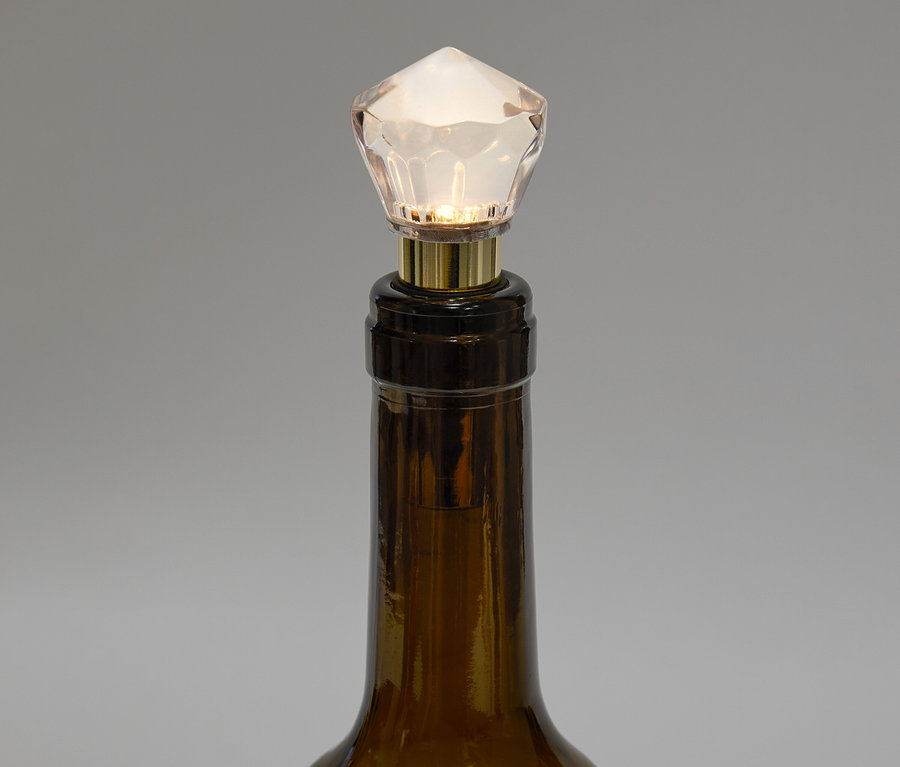Braune Flasche mit Kristallverschluss.