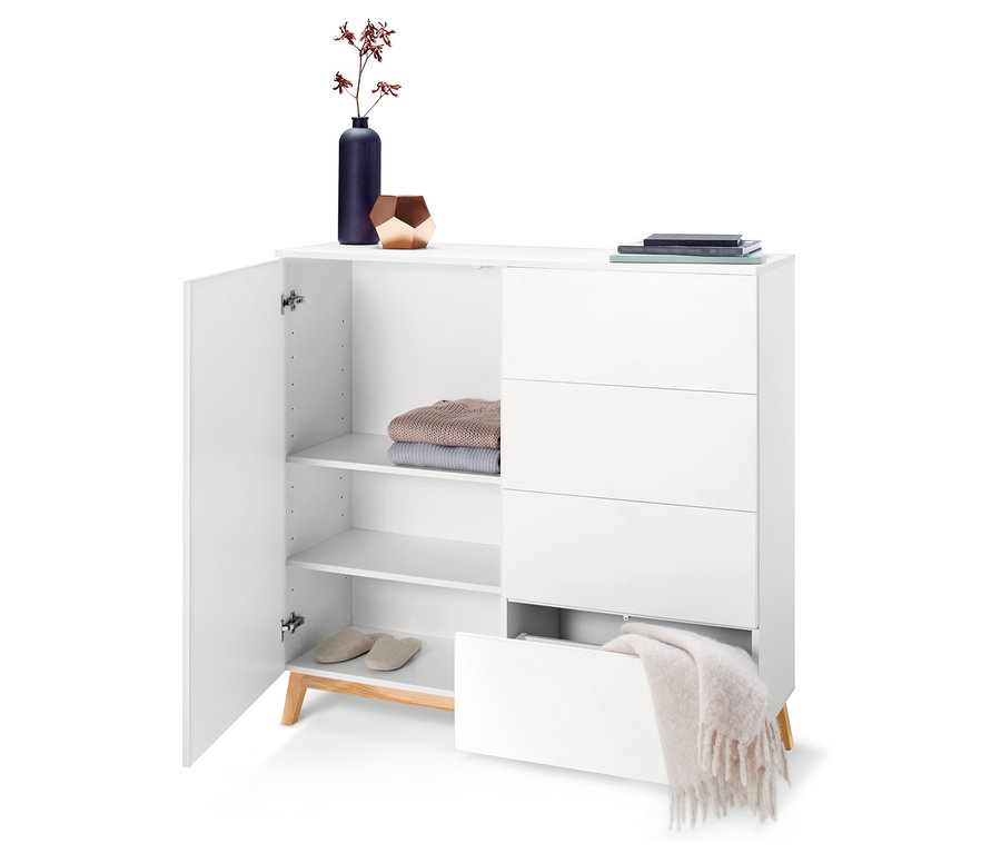 Offene, weiße Kommode mit Regalen, Kleidung, Hausschuhen und Schubladen.