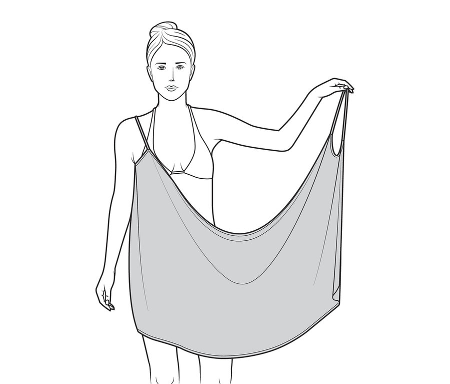 Frau hält ein Handtuch-Kleid.
