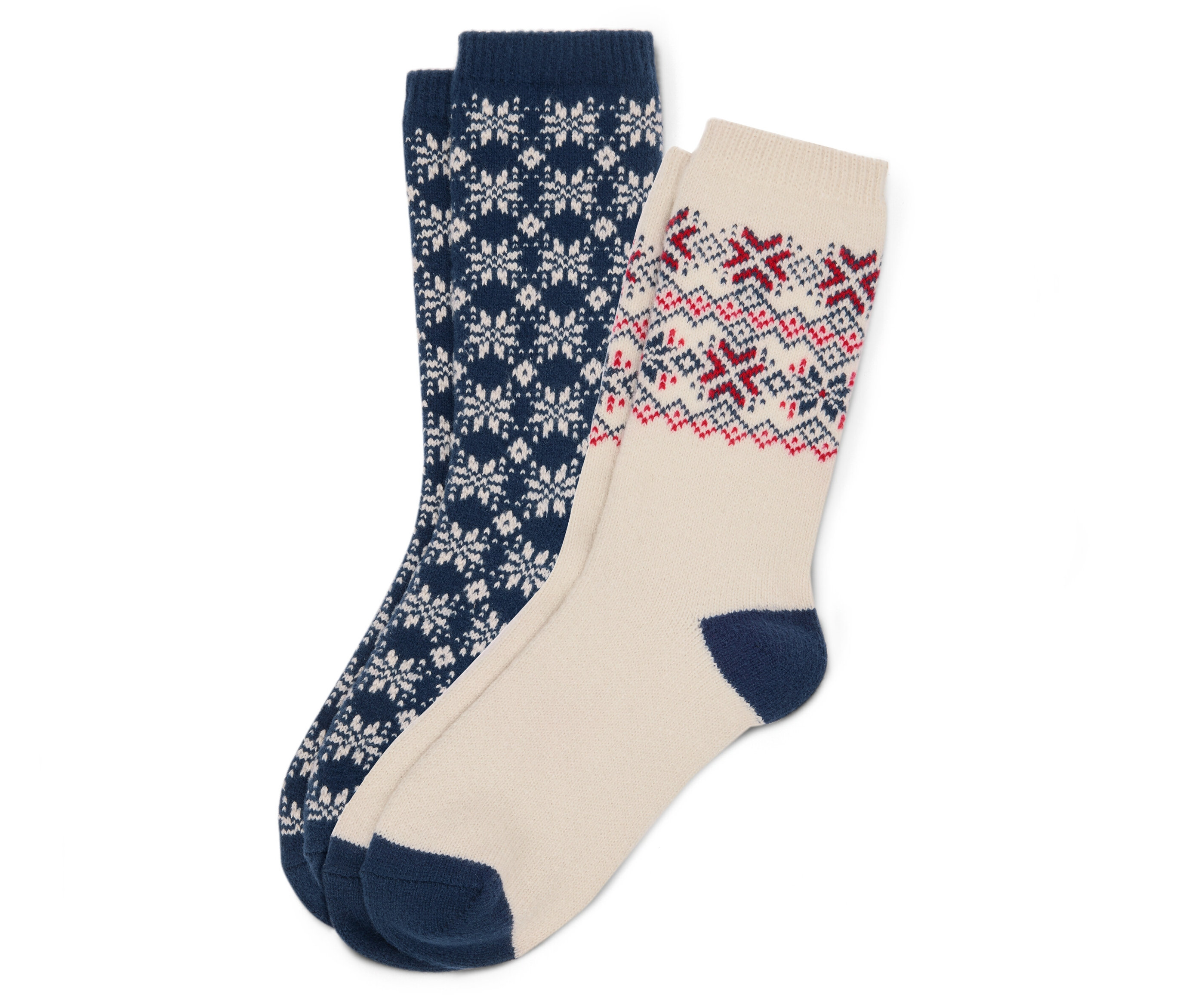 Zwei Paar Socken. Ein Paar ist dunkelblau mit einem Schneeflockenmuster, das andere Paar ist cremefarben mit einem roten und blauen Muster.