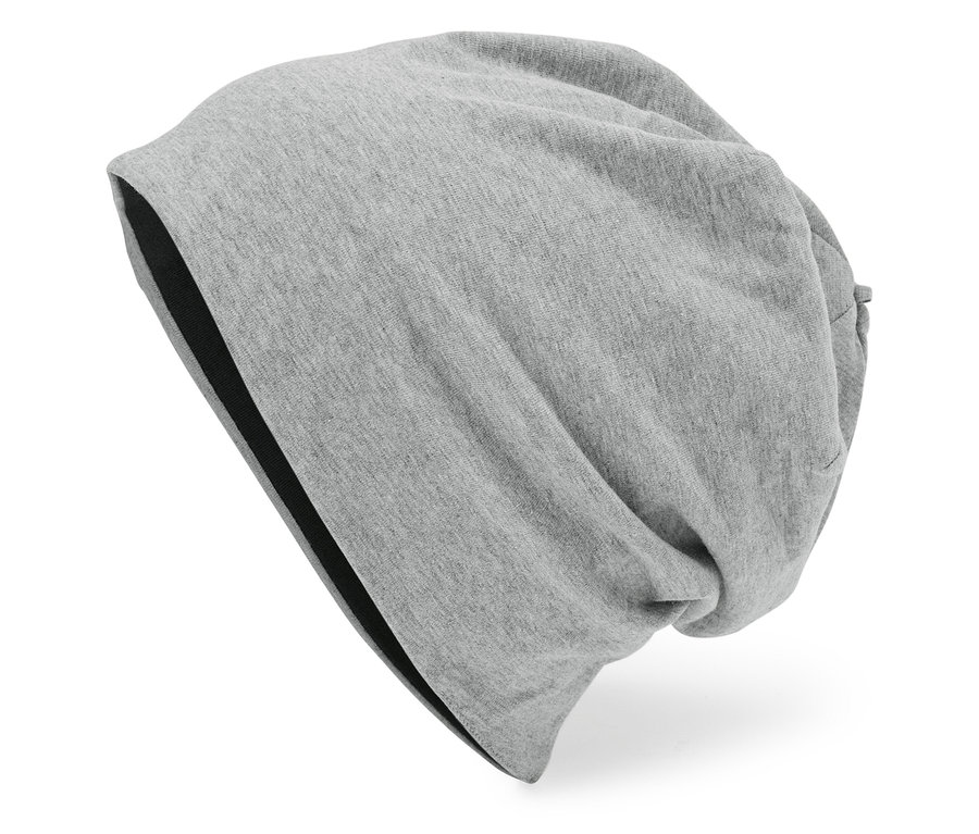 Graue, locker gestrickte Mütze.