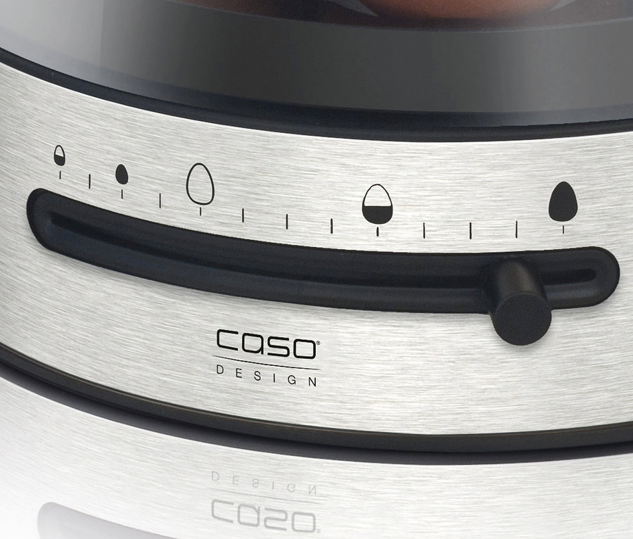 Detailaufnahme eines silbernen Caso Eierkochers mit schwarzem Schieberegler und Eier-Symbolen.