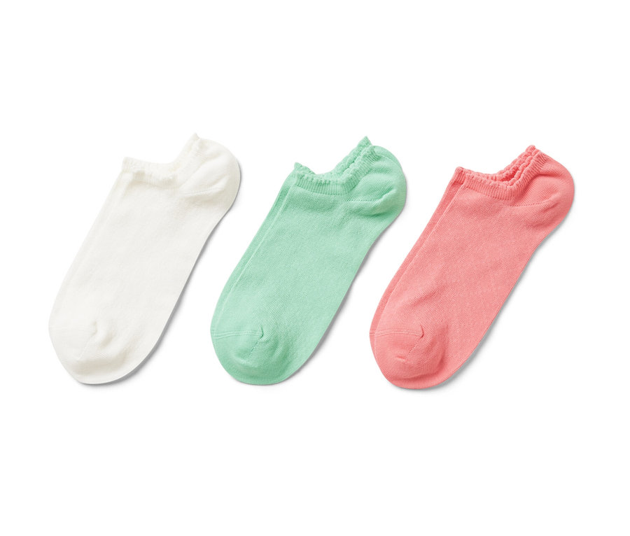 Drei Paar Sneakersocken mit Ajour-Muster in Weiß, Grün und Rosa.