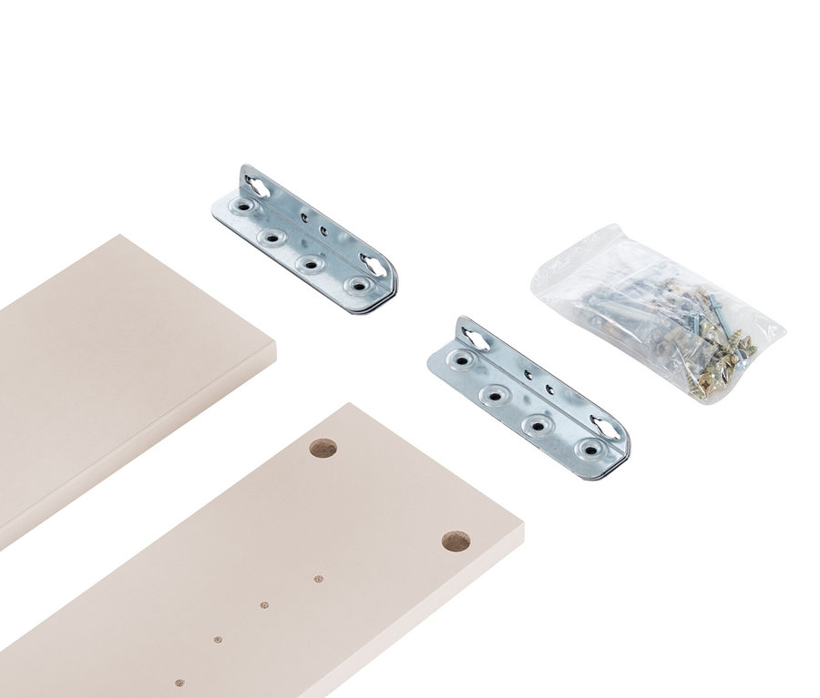 Zwei beige Bretter, zwei Metallwinkel und eine Tüte mit Schrauben liegen auf einem weißen Hintergrund. roba Umbauseiten für Kinderbett 70 x 140 cm