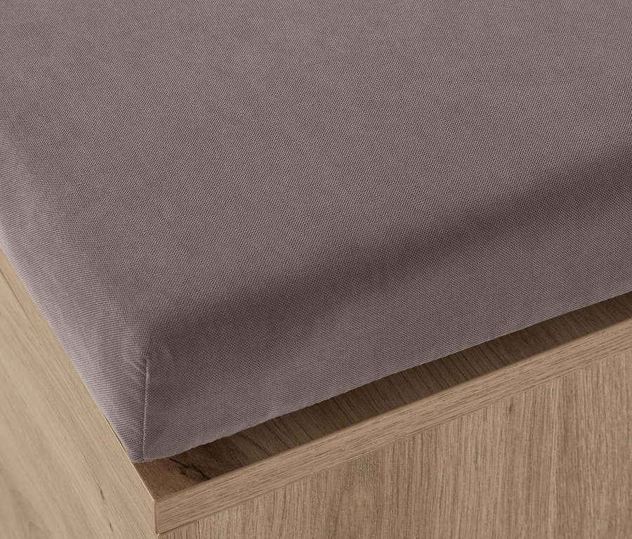 Detailaufnahme einer grauen Sitzbank mit Stauraumfach.