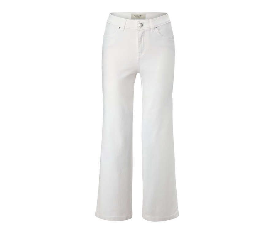 Eine weiße Culotte-Jeans auf einem weißen Hintergrund.