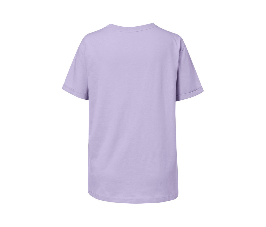 Ein fliederfarbenes T-Shirt aus Bio-Baumwolle mit kurzen Ärmeln und Herz-Stickerei auf der Rückseite.
