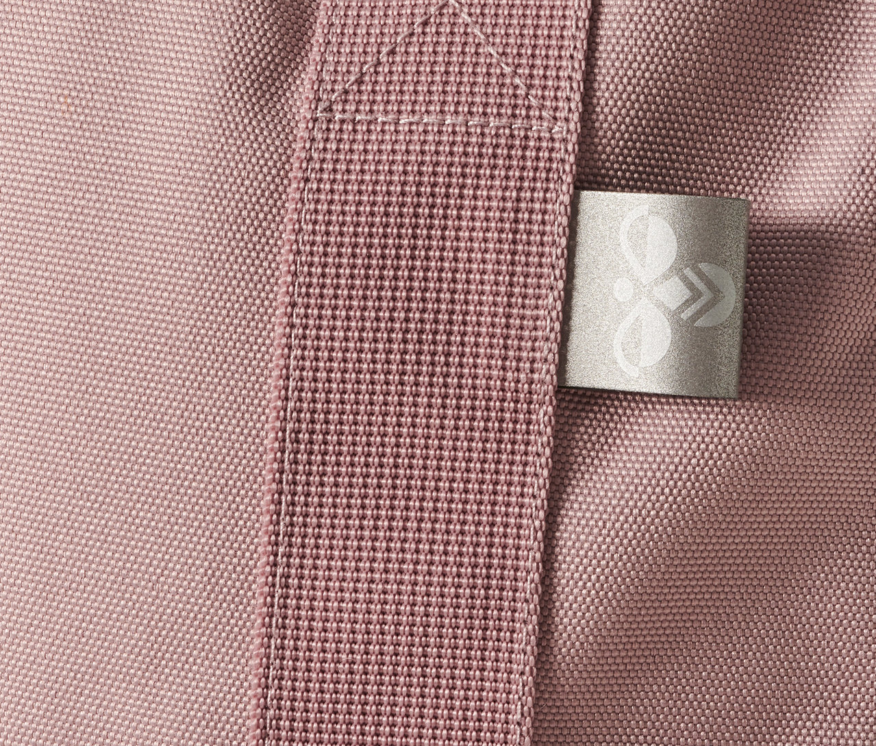 Detailansicht eines rosa HUMMEL HMLJAZZ Rucksacks mit Trägern und Logo.