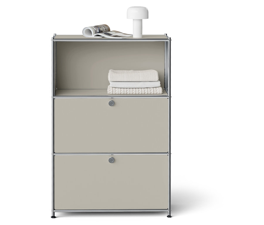 Grauer Schrank mit zwei Schubladen, Lampe und Handtüchern.