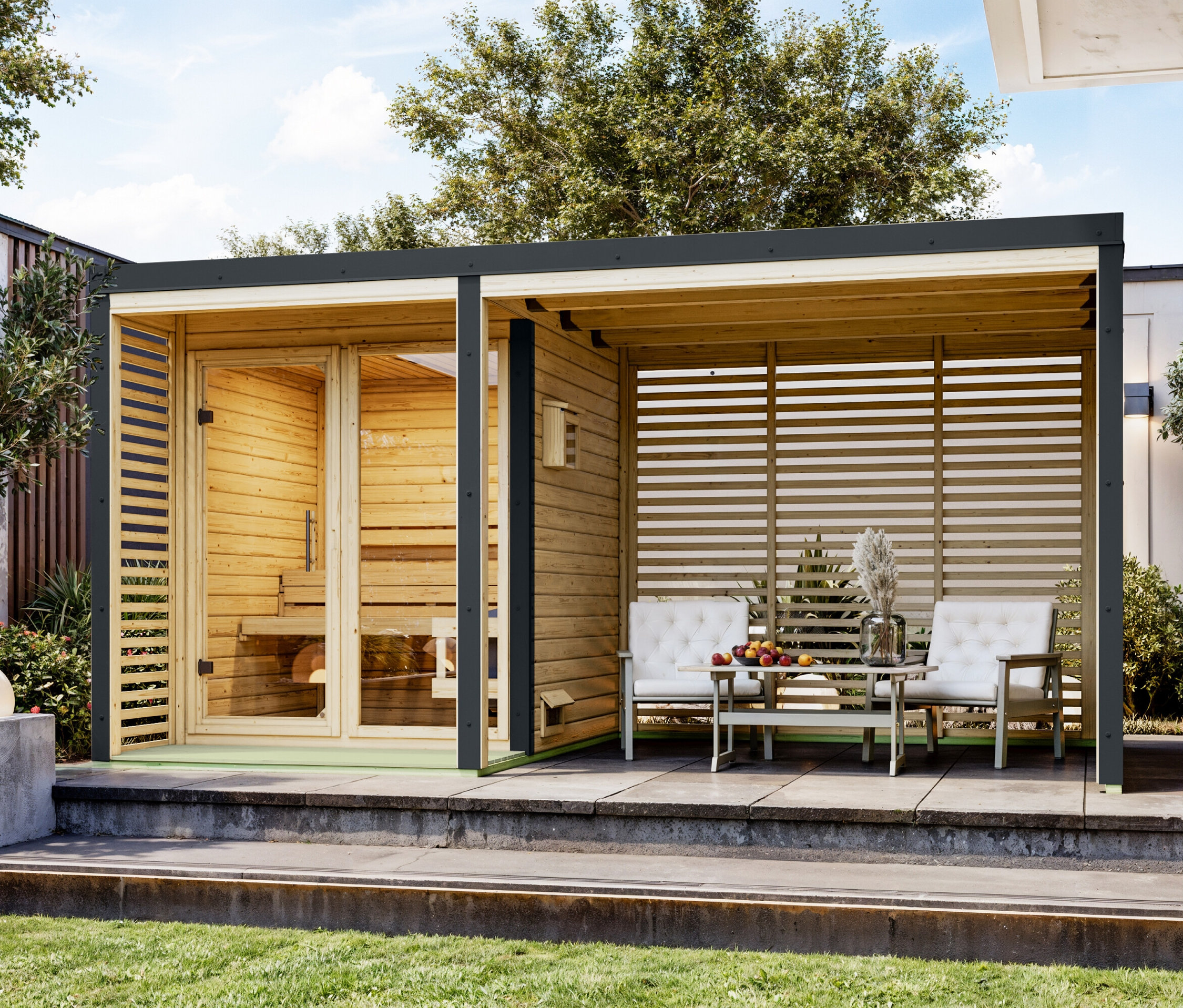 Holzsauna mit Sitzbereich auf der Terrasse.