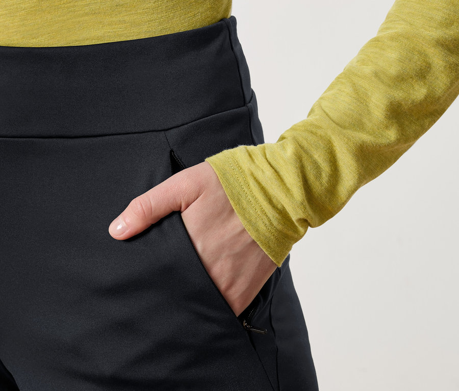 Hand in der Hosentasche einer schwarzen Hose.