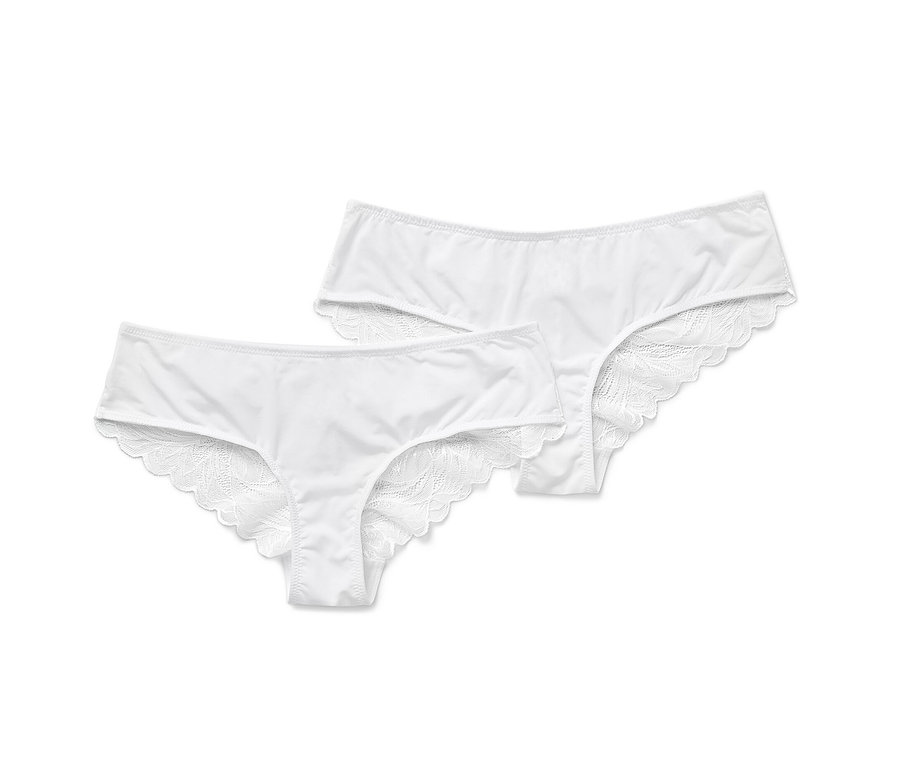 Zwei weiße Brazilslips mit Spitze liegen nebeneinander.