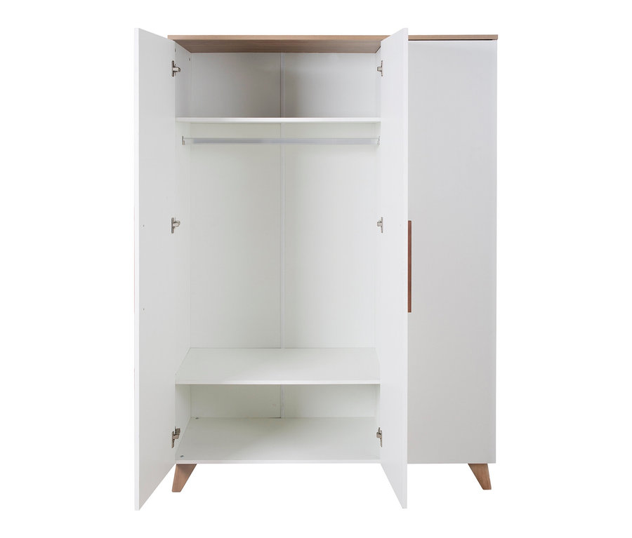 Geöffneter weißer dreitüriger roba Kleiderschrank Ole mit hölzerner Oberseite und Füßen.