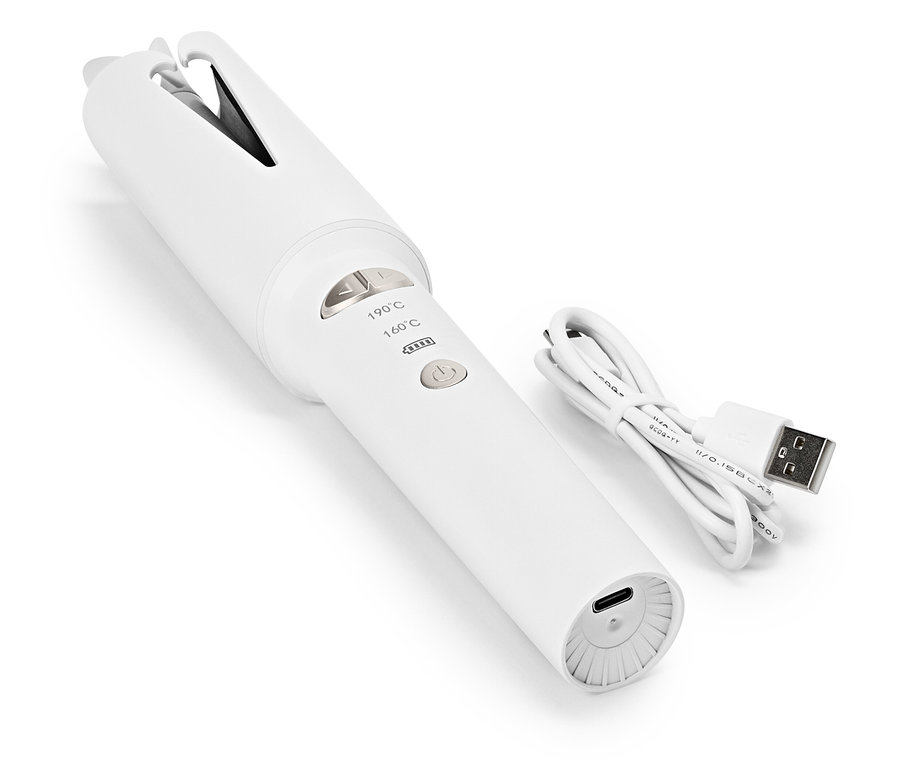 Weißer, kabelloser Lockenstab mit Temperaturregler und USB-Ladekabel liegt auf einem weißen Hintergrund.