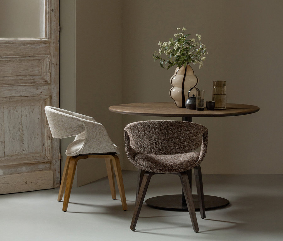 Zwei naturfarbene WOOOD Esszimmerstühle »Yossi« mit Holzfuß aus einem 2er-Set stehen an einem Esstisch.