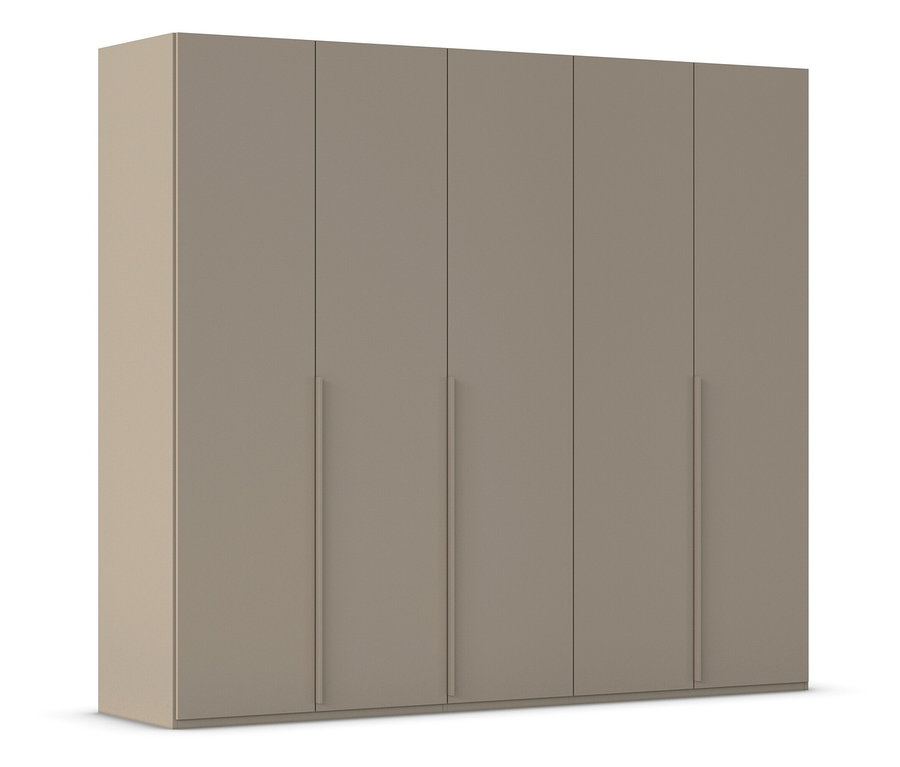Beiger Kleiderschrank mit fünf Türen und langen, schmalen Griffen.