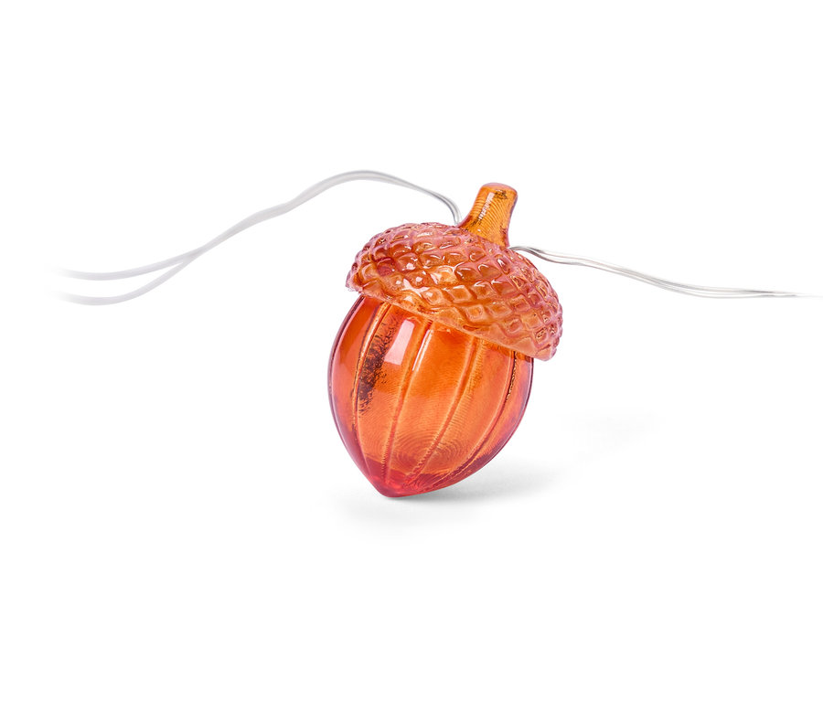 Nahaufnahme einer orangefarbenen Eichel-Lichterkette auf einem weißen Hintergrund.