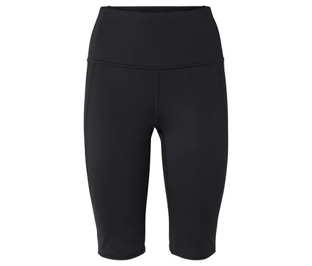 Schwarze, knielange Leggings vor weißem Hintergrund.