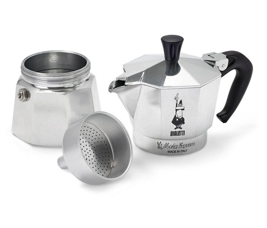 Ein silberner, zerlegter Espressokocher der Marke Bialetti steht auf einem weißen Hintergrund.