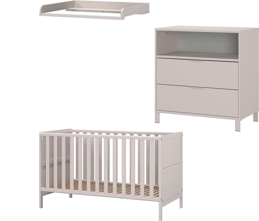 Ein Kinderzimmer-Set in hellem Grau mit einem Gitterbett, einer Kommode mit zwei Schubladen und einem Wandregal.