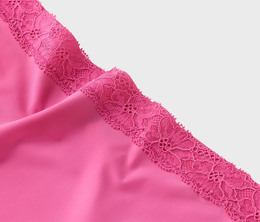 Nahaufnahme von pinkem Stoff mit pinker Spitze.