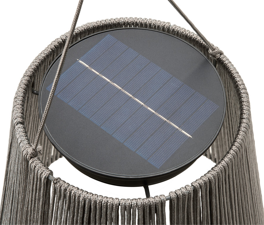 Nahaufnahme einer Solarleuchte mit geflochtenem Lampenschirm.
