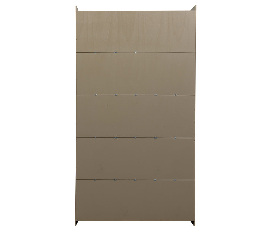 Rückansicht eines hohen, montierten Bücherregals aus hellem Holz mit fünf Regalböden.