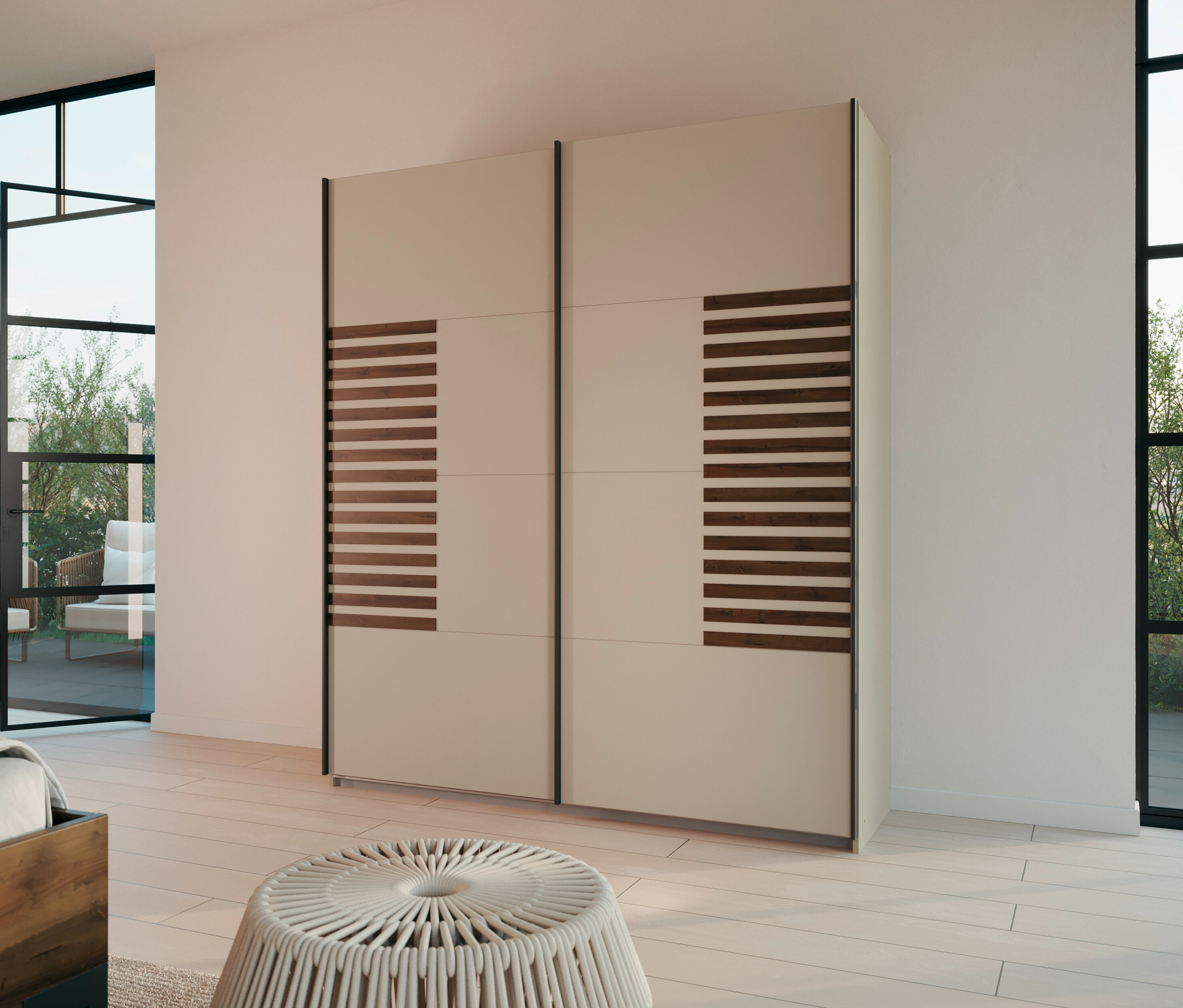 Beiger Kleiderschrank mit horizontalen Holzleisten steht in einem hellen Raum.