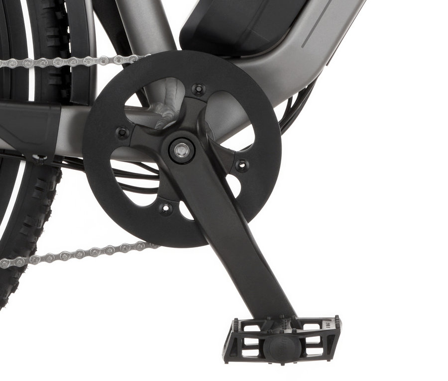 Nahaufnahme des Tretlagers und des Pedals eines FISCHER Trekking-E-Bikes TERRA 2.2 ACTIVE.