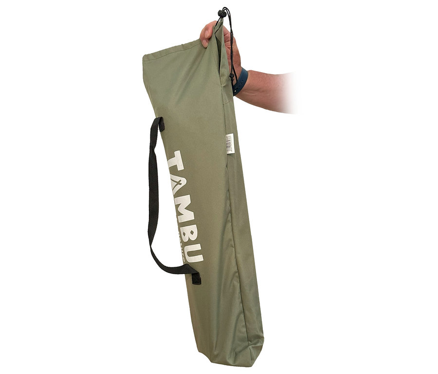 Hand hält eine olivgrüne Tragetasche für den Tambu Campingstuhl »LAJA« mit schwarzem Tragegurt und weißem "TAMBU" Schriftzug.