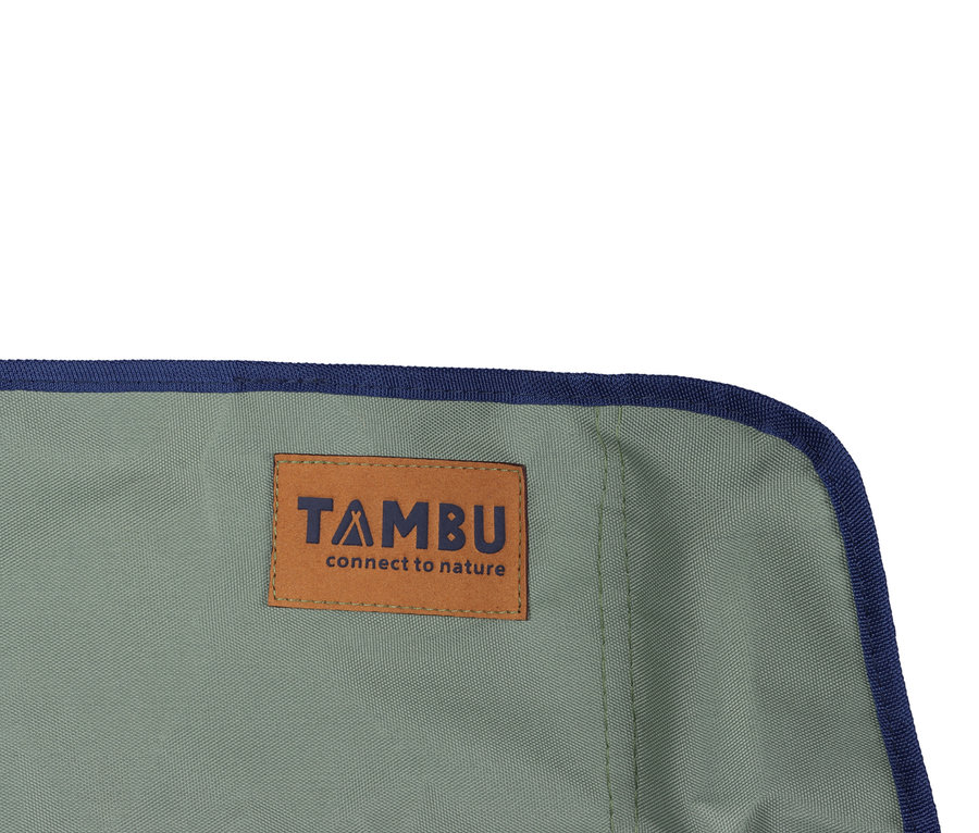 Nahaufnahme des Tambu Campingstuhls »LAJA« mit blauem Rand und braunem Tambu-Logo auf olivgrünem Stoff.