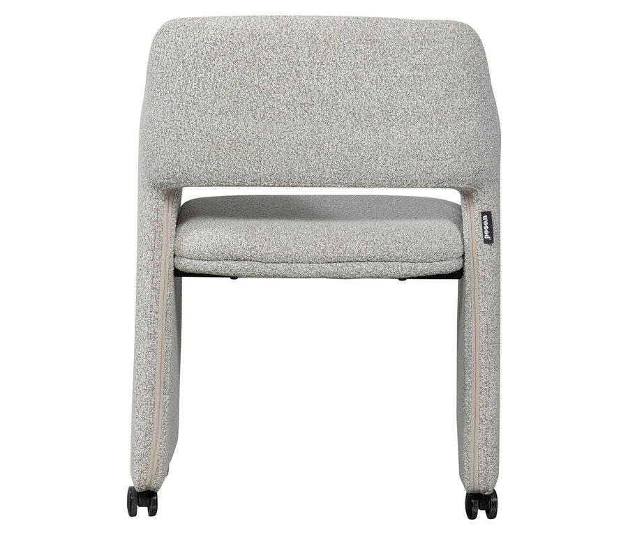 Nahaufnahme von vorne von Woood »Lyric« Esszimmerstuhl mit Rädern.