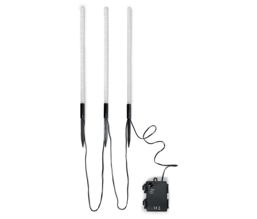 Drei LED-Gartenleuchten mit schwarzem Kabel und Batteriepack auf weißem Hintergrund.