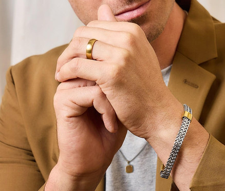 Mann trägt goldenen Ring und Edelstahl Armschmuck »IP Gold«